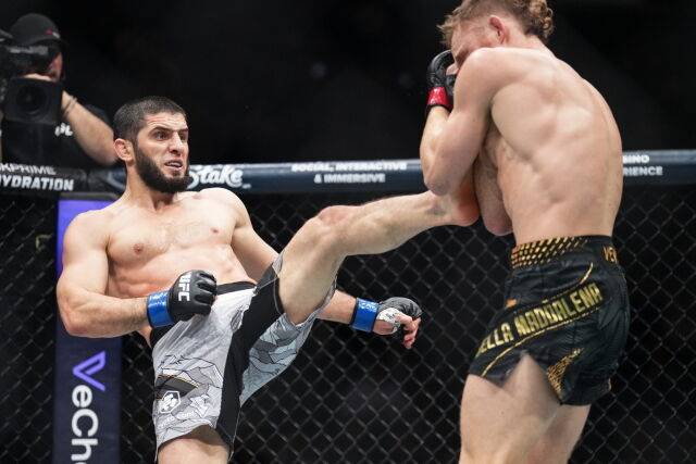 킥 공격을 시도하는 마카체프(왼쪽). /UFC 제공