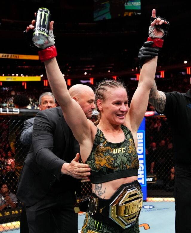 UFC 챔피언벨트를 허리에 두르고 기뻐하는 셰브첸코(오른쪽). /UFC 제공