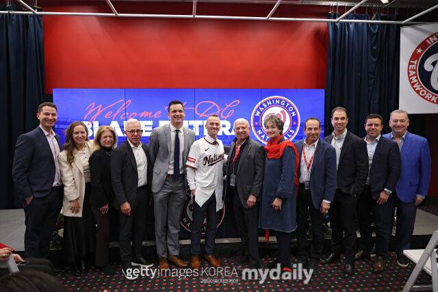 워싱턴 내셔널스 블레이크 부테라 감독을 축하하기 위해 모인 사람들./게티이미지코리아