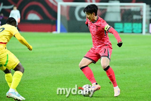 축구대표팀 손흥민이 18일 오후 서울월드컵경기장에서 진행된 가나와의 평가전에서 돌파를 시도하고 있다.
