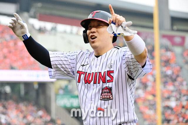 26일 오후 서울 잠실야구장에서 진행된 '2025 신한 SOL Bank KBO 한국시리즈 1차전' 한화 이글스와 LG 트윈스의 경기. LG 김현수가 6회말 1사에서 적시타를 때린 뒤 세리머니를 펼치고 있다./마이데일리