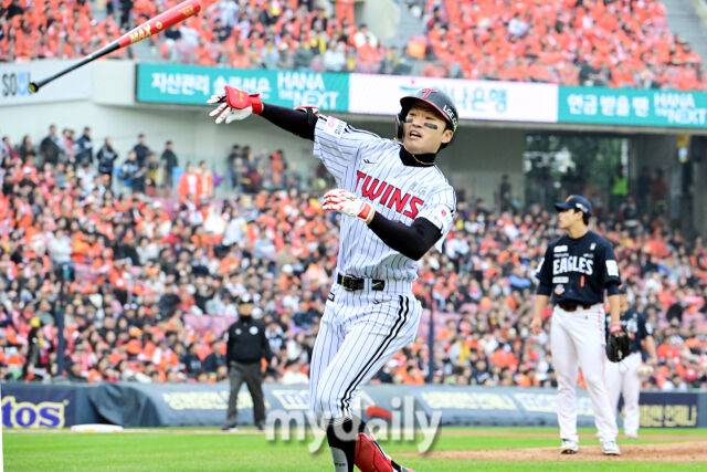 26일 오후 서울 잠실야구장에서 진행된 '2025 신한 SOL Bank KBO 한국시리즈 1차전' 한화 이글스와 LG 트윈스의 경기. LG 박해민이 5회초 선두타자로 등장해 한화 문동주를 상대로 솔로 홈런을 때린 뒤 기뻐하고 있다./마이데일리