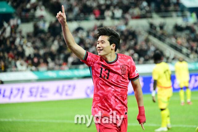 축구대표팀 이태석이 18일 오후 서울월드컵경기장에서 진행된 가나와의 평가전 후반 선제골을 넣은 뒤 기뻐하고 있다.