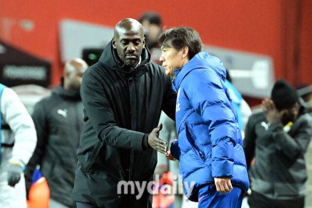 축구대표팀 홍명보 감독이 18일 오후 서울월드컵경기장에서 진행된 가나와의 평가전에서 1-0으로 승리한 뒤 가나 오토 아도 감독과 악수를 하고 있다.