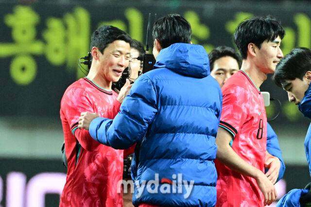 가나와의 경기에서 자신이 얻은 PK를 실축한 황희찬이 경기 종료 후 손흥민과 민망한 표정으로 하이파이브를 하고 있다.