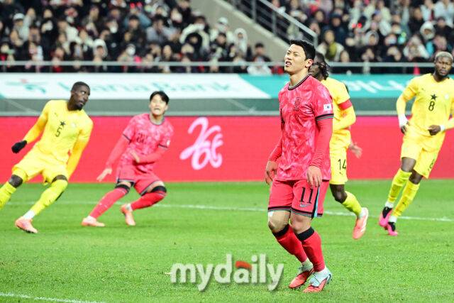 골키퍼에 막혀 PK를 실축한 황희찬이 아쉬워 하고 있다.