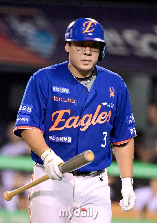 2025년 8월 9일 오후 서울 잠실구장에서 열린 '2025 신한 SOL뱅크 KBO 리그' 한화 이글스와 LG 트윈스의 경기한화 안치홍이 7회초 무사 1루서 삼진을 당한 뒤 더그아웃으로 들어가고 있다./마이데일리