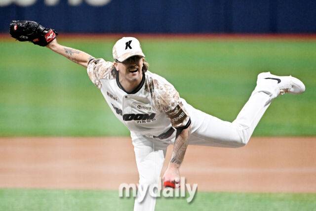 25일 오후 서울 고척동 고척스카이돔에서 진행된 '2025 프로야구 KBO리그' 키움히어로즈와 KIA타이거즈의 경기. 키움 선발투수 웰스가 역투하고 있다./마이데일