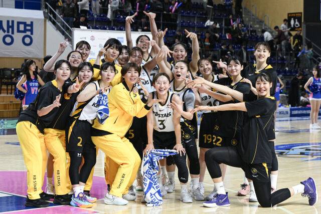 KB스타즈 선수단./WKBL