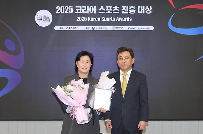 2025 코리아 스포츠진흥대상에 참석한 김순희(왼쪽) KLPGA 수석부회장