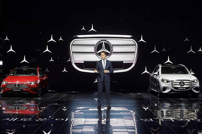 올라 칼레니우스 메르세데스-벤츠그룹 AG 이사회 의장 겸 최고경영자(CEO)가 14일 인천 파라다이스시티에서 진행된 ‘메르세데스-벤츠 미래 전략 간담회’에서 브랜드의 차세대 전동화 모델들을 소개하고 있다. 차량은 디 올-뉴 일렉트릭 CLA(왼쪽), 디 올-뉴 일렉트릭 GLC  [벤츠코리아 제공]