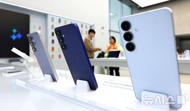 [서울=뉴시스] 김금보 기자 = 28일 서울 서초구 삼성스토어 강남점 갤럭시 스튜디오에서 방문객들이 갤럭시 S25 시리즈를 살펴보고 있다. 2025.02.28. kgb@newsis.com