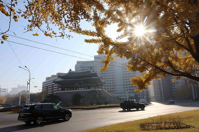 [평양=AP/뉴시스] 지난 12일 북한 평양의 보통강구역을 지나는 차량들. 평양에서 개인 소유 차량에만 발급되는 노란색 번호판을 단 차량들이 크게 늘었다. 2025.11.19.