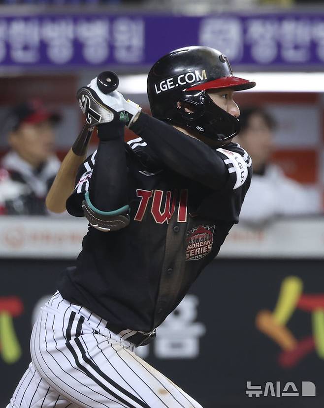 [대전=뉴시스] 김근수 기자 = 29일 대전 중구 한화생명볼파크에서 열린 2025 KBO 한국시리즈 3차전 LG 트윈스와 한화 이글스의 경기, 3회말 2사 주자 1루 상황에서 LG 신민재가 동점 1타점 적시타를 치고 있다. 2025.10.29. ks@newsis.com