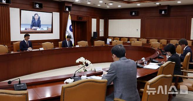 [세종=뉴시스] 강종민 기자 = 구윤철 부총리 겸 기획재정부 장관이 19일 세종시 정부세종청사에서 열린 경제관계장관회의에서 모두발언을 하고 있다. 2025.11.19. ppkjm@newsis.com