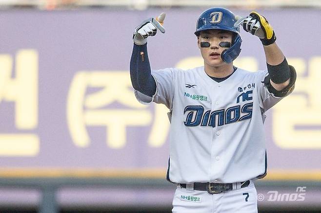 [서울=뉴시스] 프로야구 NC 다이노스 김주원이 10일 창원NC파크에서 열린 2025 신한 쏠뱅크 KBO리그 KIA 타이거즈와의 경기에서 안타를 친 뒤 세리머니를 하고 있다. (사진=NC 다이노스 제공) 2025.08.10. *재판매 및 DB 금지