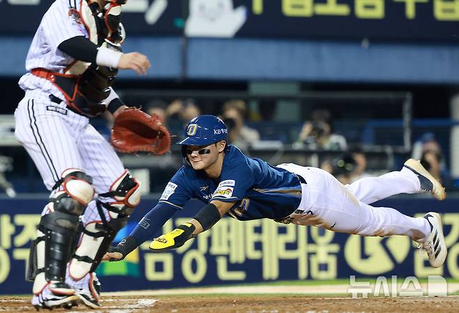 [서울=뉴시스] 이영환 기자 = 1일 오후 서울 송파구 잠실야구장에서 열린 2025 KBO 리그 NC 다이노스와 LG 트윈스의 경기, 8회초 1사 만루에서 NC 데이비슨의 희생 플라이에 3루주자 김주원이 홈으로 들어오고 있다. 2025.10.01. 20hwan@newsis.com
