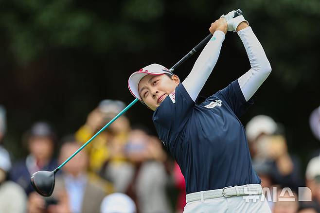 [해남=뉴시스] 권창회 기자 = 18일 오전 전남 해남 파인비치 골프링크스에서 열린 BMW 레이디스 챔피언십 2025 3라운드에서 김효주가 2번 홀 티샷을 치고 있다. 2025.10.18. kch0523@newsis.com