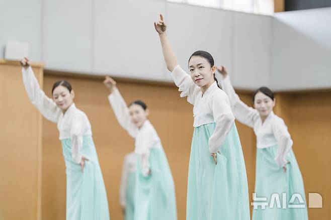 [서울=뉴시스] 19일 서울 중구 국립극장 해오름극장 연습동 연습실에서 열린 국립무용단 '거장의 숨결' 중 '매화를 바라보다' 시연회에서 무용수들이 열연하고 있다. (사진=국립극장 제공)