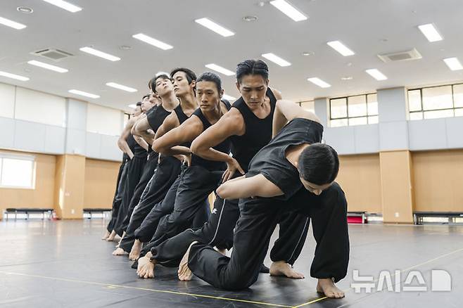 [서울=뉴시스] 19일 서울 중구 국립극장 해오름극장 연습동 연습실에서 열린 국립무용단 '거장의 숨결' 중 '티벳의 하늘' 시연회에서 무용수들이 열연하고 있다. (사진=국립극장 제공)