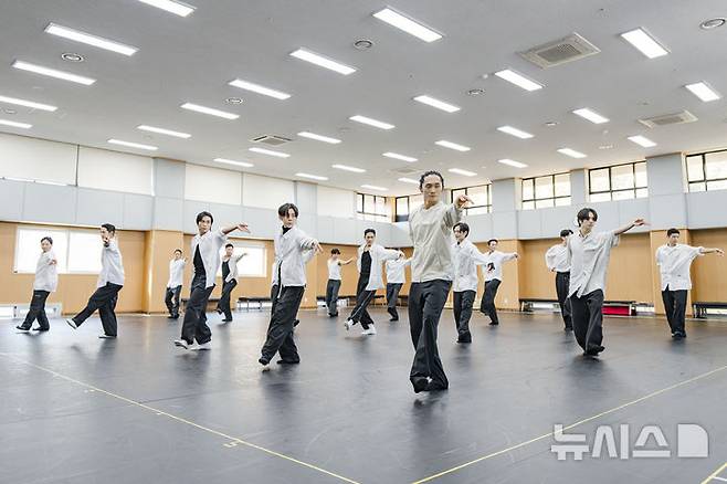 [서울=뉴시스] 19일 서울 중구 국립극장 해오름극장 연습동 연습실에서 열린 국립무용단 '거장의 숨결' 중 '바람의 시간' 시연회에서 무용수들이 열연하고 있다. (사진=국립극장 제공)