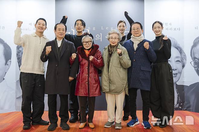[서울=뉴시스] 19일 서울 중구 국립극장 해오름극장에서 열린 국립무용단 '거장의 숨결' 기자간담회가 끝난 뒤 제작진과 출연진들이 기념 촬영을 하고 있다. (사진=국립극장 제공)