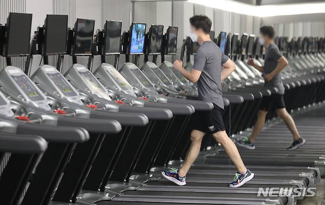 [서울=뉴시스] 권창회 기자 = '단계적 일상회복(위드 코로나)' 시행 첫 날인 1일 오후 서울 강남구 디스이즈피트니스 청담점에서 시민이 운동하고 있다. 위드 코로나 시행으로 유흥시설을 제외한 식당과 카페 등 다중이용시설 영업시간 제한이 풀린다. 노래방과 헬스장 등 시설에는 백신 접종완료를 증명하는 '방역패스'가 도입된다. 사적 모임은 수도권은 10명, 비수도권은 12명까지 가능하다. 2021.11.01. kch0523@newsis.com