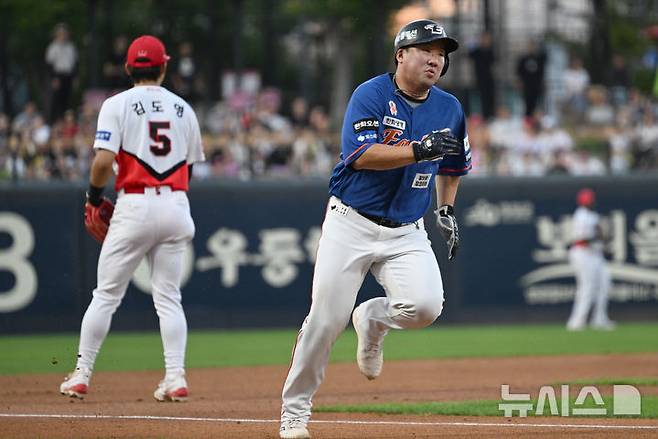 [광주=뉴시스] 박기웅 기자 = 4일 오후 광주 북구 광주-기아챔피언스필드에서 열린 2024 신한 SOL뱅크 KBO리그 KIA 타이거즈 대 한화 이글스의 경기, 1회초 2루 주자 한화 안치홍이 채은성의 적시타로 홈을 향해 달리고 있다. 2024.09.04. pboxer@newsis.com