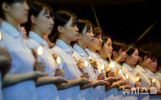[대구=뉴시스] 이무열 기자 = 19일 대구 북구 대구보건대학교 인당아트홀에서 열린 ‘제27회 나이팅게일 선서식’에서 간호대학 학생들이 촛불을 들고 나이팅게일의 숭고한 희생정신을 본받아 전문 간호인으로서 최선을 다할 것을 다짐하고 있다. 2025.11.19. lmy@newsis.com