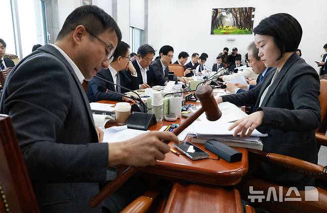[서울=뉴시스] 고승민 기자 = 한병도 국회 예결위원장이 19일 서울 여의도 국회에서 예산결산특별위원회 예산안등조정소위원회를 개의하고 있다. 2025.11.19. kkssmm99@newsis.com
