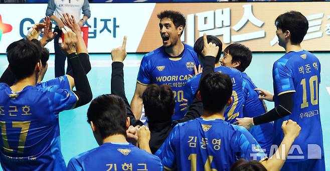 [서울=뉴시스] 박주성 기자 = 19일 서울 창충체육관에서 열린  2025~2026 진에어 V리그 남자부 우리카드와 삼성화재의 경기에서 우리카드 아라우조가 서브 에이스로 경기를 끝낸 후 팀 동료들과 환호하고 있다. 2025.11.19. park7691@newsis.com