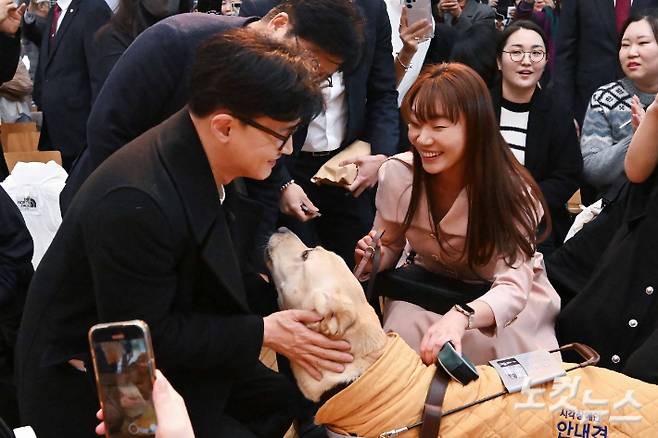 한동훈 전 국민의힘 대표가 3월 5일 서울 마포구 청년문화공간JU에서 자서전 '국민이 먼저입니다' 북콘서트에서 김예지 의원의 안내견 태백이와 인사하고 있다. 박종민 기자