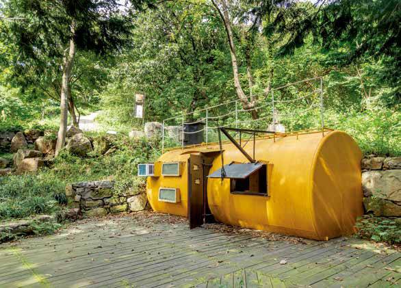 ‘비틀 깡통’은 노란색 물탱크를 잠수함 모양으로 개조했다.