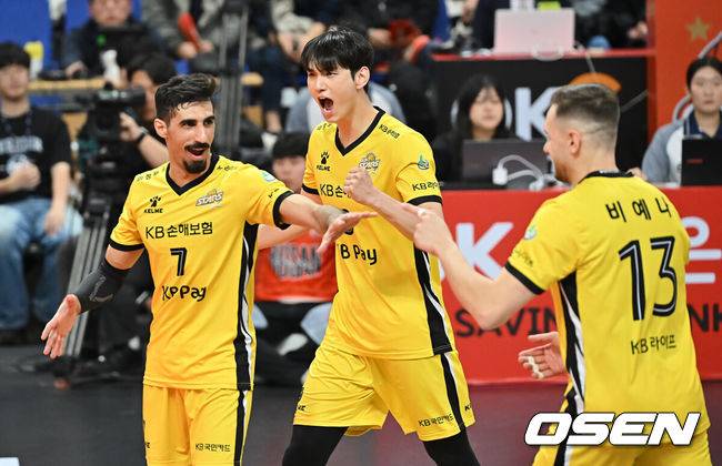 [OSEN=부산, 이석우 기자] 18일 부산 강서실내체육관에서 진에어 2025-2026 V리그 남자부 OK저축은행과 KB손해보험의 경기가 열렸다. 부산 시대를 연 OK저축은행의 신영철 감독이 한국 최초 300승을 기록할지 기대된다.KB손해보험 모하메드 야쿱과 비예나 그리고 임성진이 득점 성공후 기뻐하고 있다. 2025.11.18 / foto0307@osen.co.kr