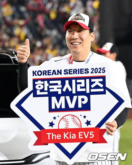 [OSEN=대전, 이대선 기자] 이변은 없었다. 2025시즌 우승팀은 무적 LG 트윈스다. 프로야구 LG 트윈스는 31일 대전 한화생명볼파크에서 열린 2025 신한 SOL뱅크 KBO 한국시리즈(7전 4선승제) 한화 이글스와의 5차전에서 4-1로 승리했다.정규시즌 1위 LG는 시리즈 전적 4승 1패로 통합우승 금자탑을 쌓았다. LG의 통합우승은 1990년, 1994년, 2023년에 이은 통산 4번째로, 염경엽 감독은 2023년 부임 후 3년 사이 팀을 두 차례나 정상에 올려놓는 위대한 업적을 달성했다. 2023년 1위, 2024년 3위, 2025년 1위로 KBO리그에 트윈스 왕조 시대를 활짝 열었다. 반면 2위 한화는 플레이오프를 거쳐 2006년 이후 19년 만에 한국시리즈 무대를 밟았지만, LG의 벽을 넘지 못하며 1999년 이후 26년 만에 통산 두 번째 우승이 무산됐다. 한국시리즈 MVP를 차지한 LG 김현수가 부상으로 받은 차량 앞에서 포즈를 취하고 있다. 2025.10.31 /sunday@osen.co.kr