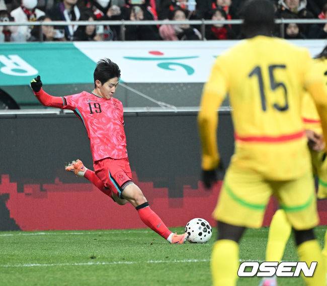 [OSEN=서울월드컵경기장, 이대선 기자] 홍명보 감독이 이끄는 대한민국 축구대표팀이 18일 오후 서울월드컵경기장에서 아프리카 강호 가나와 평가전을 가졌다.홍명보호의 2025년의 끝을 장식할 경기다. 내달 2026 국제축구연맹(FIFA) 북중미 월드컵 조 추첨을 앞두고 열리는 마지막 평가전이기도 하다. 현재 한국은 가나전 결과와 상관없이 사실상 월드컵 포트 2가 확정된 상태다. 아프리카 예선을 뚫고 북중미행에 성공한&nbsp;가나는 FIFA 랭킹 73위다.&nbsp;22위 한국보다는 51계단&nbsp;낮다. 하지만 통산 전적에서 4승 3패로 한국보다 우위다.&nbsp;후반 대한민국 이강인이 선제골 어시스트를 기록하고 있다. 2025.11.18 /sunday@osen.co.kr