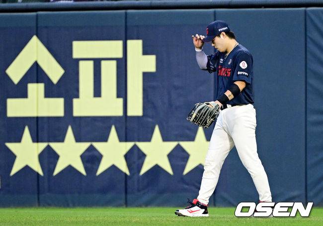 [OSEN=잠실, 최규한 기자] 20일 서울 잠실야구장에서 ‘2025 신한 SOL Bank KBO리그’ LG 트윈스와 롯데 자이언츠의 경기가 열렸다.홈팀 LG는 손주영, 방문팀 롯데는 나균안을 선발로 내세웠다.2회말 무사 LG 구본혁의 안타 때 포구 실책을 범한 롯데 우익수 고승민이 아쉬워하고 있다. 2025.08.20 / dreamer@osen.co.kr