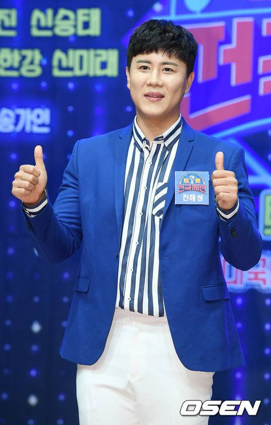 [OSEN=민경훈 기자] 24일 오후 서울 강남구 청담동 일지아트홀에서 '트롯 전국체전' 전국투어 콘서트 제작발표회가 열렸다.한편, '2021 트롯 전국체전 투어 대국민 희망 콘서트' 서울 공연이 오는 7월 10일과 11일에 송파구 올림픽공원 체조경기장에서 열린다.이번 공연은 '트롯 전국체전' 우승자 진해성을 비롯해 재하, 오유진, 신승태, 김용빈, 상호&상민, 최향, 한강 등 톱8과 신미래가 출연하며 ‘트롯 전국체전' 코치로 나섰던 송가인도 특별 게스트로 멤버들과 함께 다채로운 무대를 선보일 예정이다.무대 위에서 진해성이 포즈를 취하고 있다. / rumi@osen.co.kr