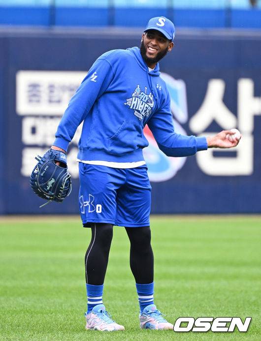 [OSEN=대구, 조은정 기자]21일 대구 삼성라이온즈파크에서 2025 신한 SOL Bank KBO리그 포스트시즌 플레이오프 3차전 삼성 라이온즈와 한화 이글스의 경기가 열린다.홈팀 삼성은 후라도, 방문팀 한화는 류현진을 선발로 내세웠다.삼성 디아즈가 몸을 풀고 있다. 2025.10.21 /cej@osen.co.kr