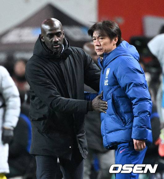 [OSEN=서울월드컵경기장, 이대선 기자] 홍명보호가 어려운 경기 끝에 2025년 마지막 A매치를 승리로 장식했다.홍명보 감독이 이끄는 한국 축구대표팀은 18일 오후 8시 서울월드컵경기장에서 열린&nbsp;11월 A매치 두 번째 친선경기에서&nbsp;'아프리카 강호' 가나를 상대로 1-0 승리했다.내달 2026 국제축구연맹(FIFA) 북중미 월드컵 조 추첨을 앞두고 열리는 마지막 평가전이었다.&nbsp;한국은 가나까지 잡아내면서 사상 최초로&nbsp;월드컵 포트 2를 확정하게 됐다.경기 종료 후 대한민국 홍명보 감독이 가나 오토 아도 감독과 인사를 나누고 있다. 2025.11.18 /sunday@osen.co.kr