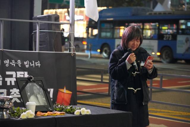 ▲첫 추모 발언에 나선 김희정 대구·경북이주연대회의 집행위원장이 발언 도중 울고 있다. ⓒ프레시안(손가영)