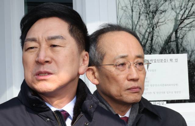 ▲10일 경기도 의왕시 서울구치소 앞에서 국민의힘 김기현 전 대표(왼쪽)와 추경호 전 원내대표등이 윤석열 대통령 면회를 마친 뒤 보도진 질문에 답하고 있다. ⓒ연합뉴스