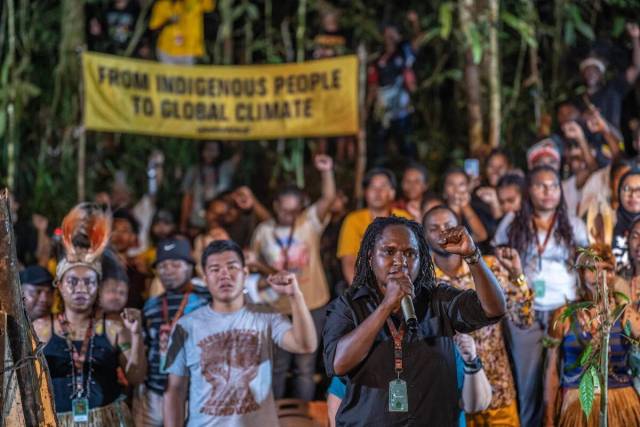 ▲ 9월 26일, 인도네시아 서파푸아의 테히트-크나사이모스 공동체 주민들이 자신들의 숲, 땅, 그리고 자치권을 지키기 위해 발표한 공동 선언문 낭독하고 있다. ⓒJurnasyanto Sukarno(그린피스)