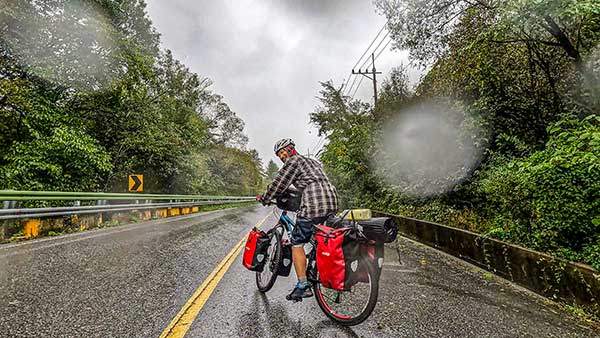폭우 속에서 저수령을 오른 덕분에 빗물 젖은 빵도 먹었다. 덕분에 허벅지 근육은 더욱 단단해진다.
