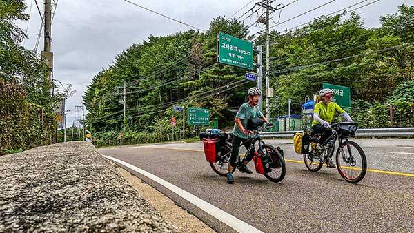 강원도 인제의 고사리재를 넘는다. 남편과 평소 자주 라이딩하던 곳이라 더 특별하게 느껴졌다.