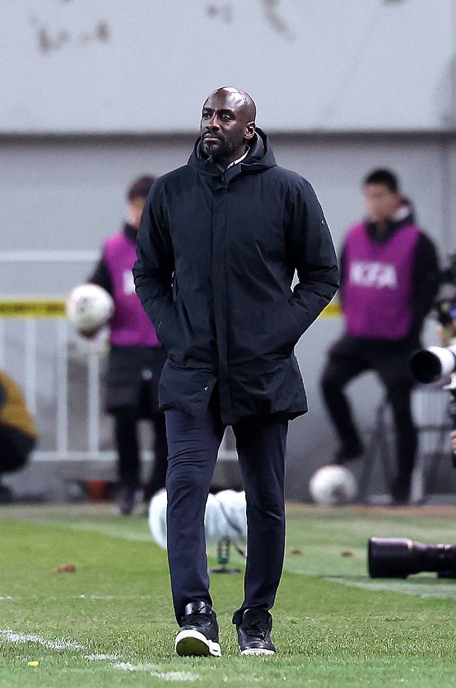 18일 서울 마포구 서울월드컵경기장에서 열린 ‘하나은행 초청 국가대표팀 친선경기’ 대한민국과 가나의 경기에서 오토 아도 가나 감독이 경기를 지켜보고 있다. 뉴스1