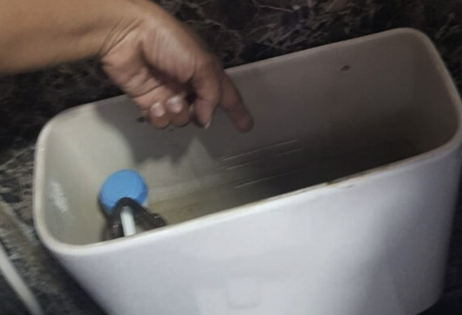 현지시간으로 지난 15일 태국 방콕의 한 건물 화장실에서 변기 수조에 버려진 신생아가 구조됐다. 사진은 신생아가 발견된 변기 수조. 방콕포스트 제공