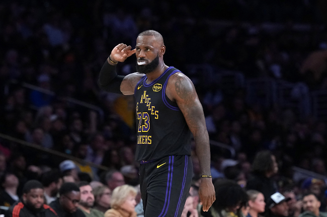 르브론 제임스(로스앤젤레스 레이커스)가 19일(한국시간) 미국 캘리포니아주 크립토닷컴 아레나에서 열린 2025~26시즌 미국프로농구(NBA) 정규시즌 유타 재즈와의 홈 경기에서 관중들의 환호에 화답하고 있다. 개막 15경기 만에 부상에서 복귀한 제임스는 NBA 사상 처음 23번째 시즌을 치르는 선수가 됐다. 로이터 연합뉴스