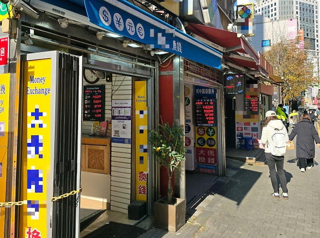 19일 오전 서울 중구 명동 환전소에 설치된 전광판에 미국 달러화 대비 원화 시세가 1460원으로 표시돼 있다. 이날 오후 3시쯤 미국 달러화 대비 원화 시세는 1466원까지 올라갔다.