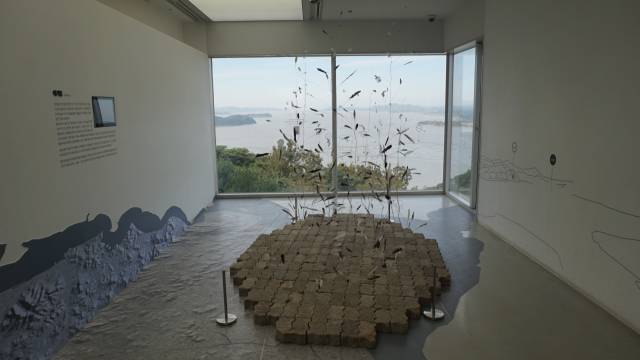 김포문화재단이 경기도 김포 애기봉평화생태공원 전시장에서 개최한 ‘자연의 영토 함께-세계 만들기에 대한 예술적 물음’ 전시.